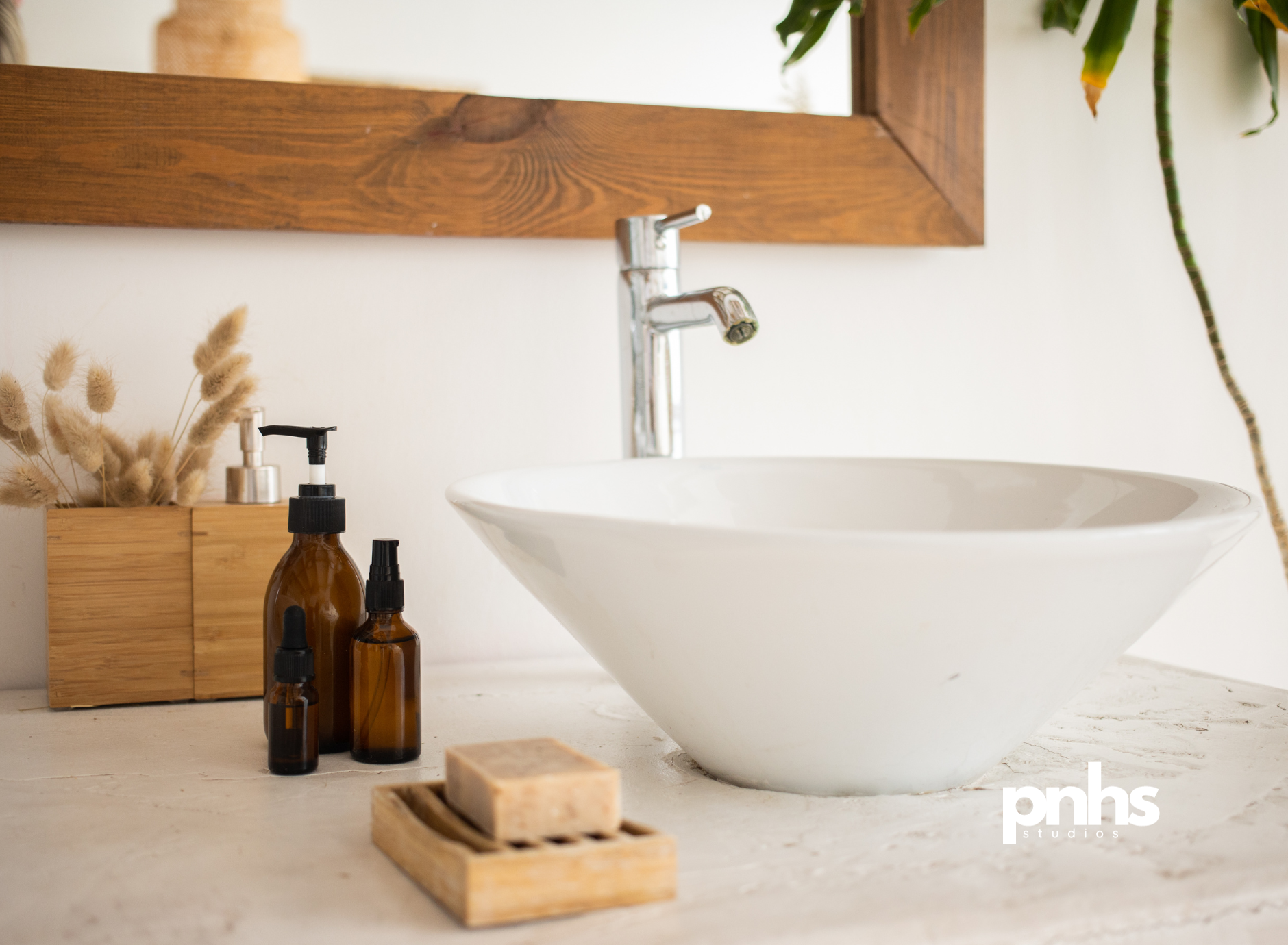 Elevate your bathroom's aesthetics with our modern bathroom accessories, including soap dispensers and soap dishes, designed to enhance your bathroom's style and functionality.